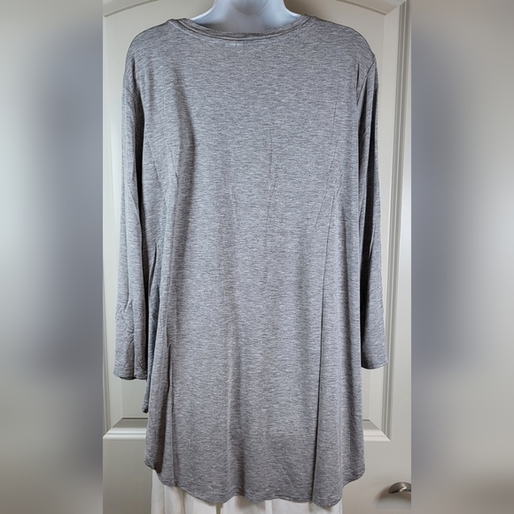 CATO Plus Size Gray Bracelet Sleeve V-Neck Tunic Top - Size 18/20W - Picture 3 of 9